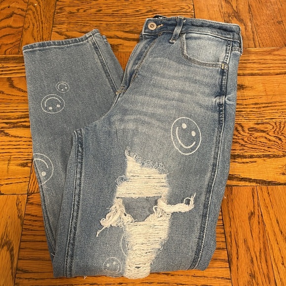 Hollister Ultra High-Rise “Smiley Face” Mom Jean - Picture 3 of 10